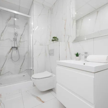 Kasprzaka Comfy Near Metro Plocka With Ac By Renters Varşova